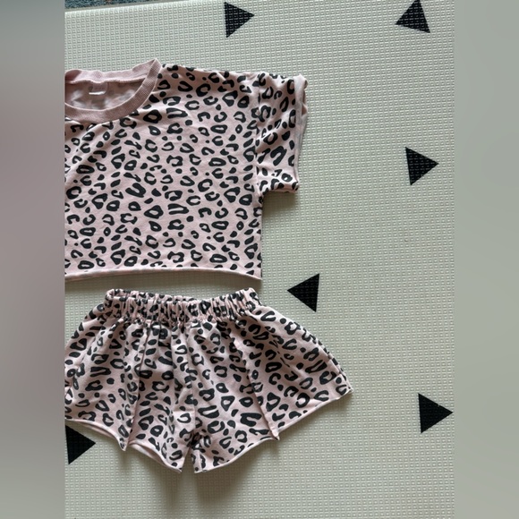 Baby girl,toddler Leopard Print Kids matching set in 3T•••crop top & shorts - Picture 1 of 5